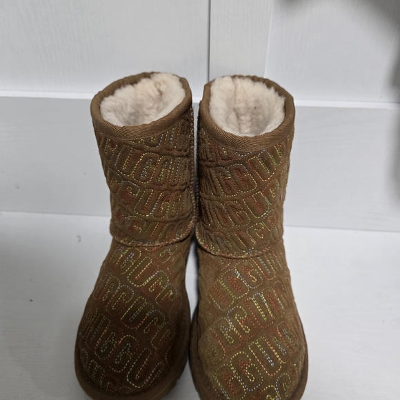 UGG Tan Boots with Cream Fur Lining - Picture 3 of 5